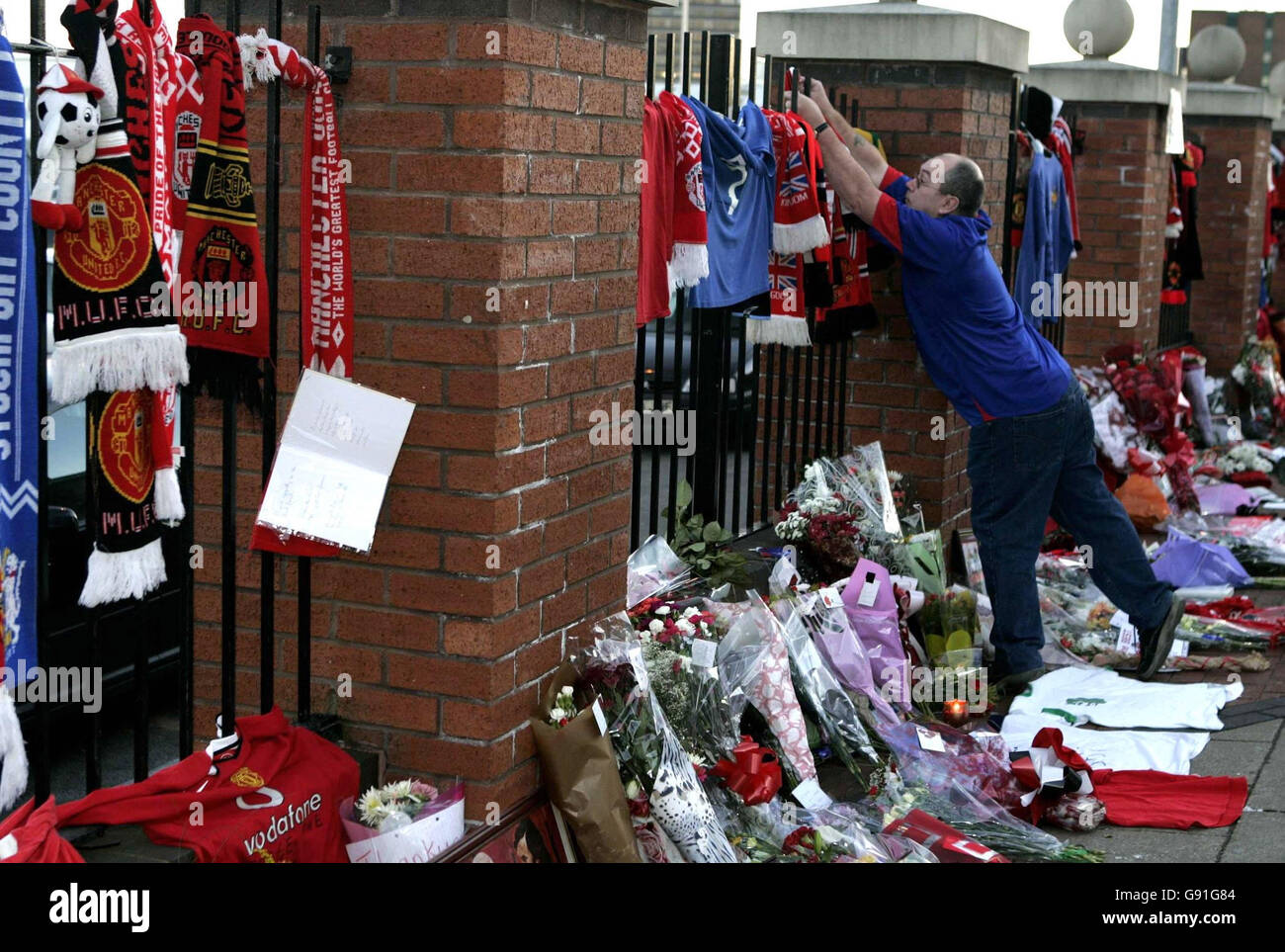 Fans outside Old Trafford, Manchester pay tribute to football legend ...