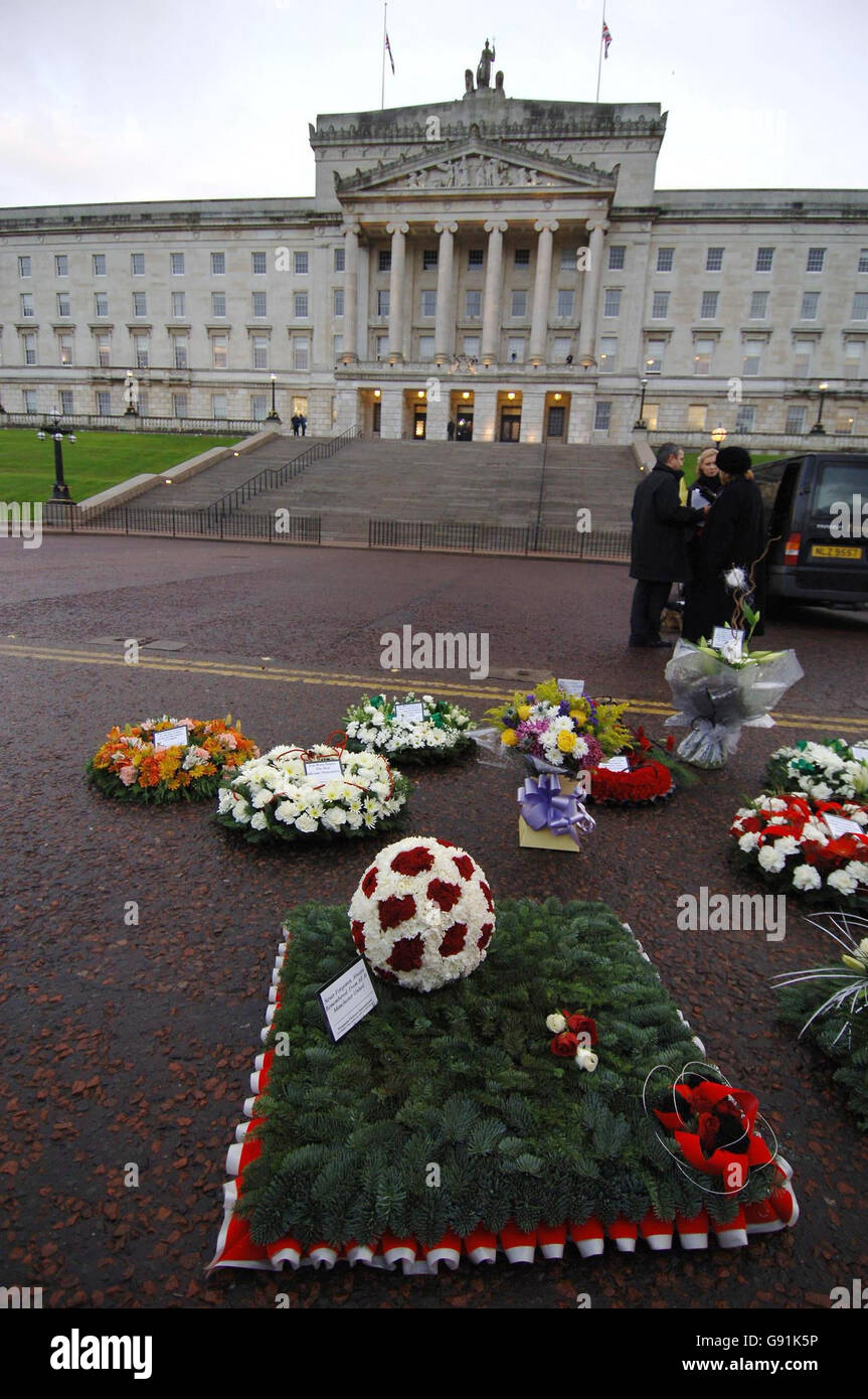 Floral tributes are displayed outside Parliament Buildings in Stormont, Belfast, Saturday December 3, 2005 ahead of George Best's funeral. The world of football was today paying its last respects as George Best, one of the greatest ever players, was laid to rest. See PA story FUNERAL Best. PRESS ASSOCIATION photo. Photo credit should read: John Giles/PA. Stock Photo