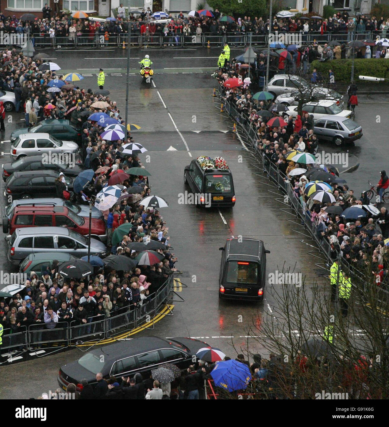 George Best's funeral cortege leaves the Best family home on the Cregagh estate in East Belfast, Saturday December 3, 2005. The world of football was today paying its last respects as Best, one of the greatest ever players, was laid to rest. Best, 59, died last Friday in London's Cromwell Hospital. See PA story FUNERAL Best. PRESS ASSOCIATION Photo. Photo credit should read: Niall Carson/PA. Stock Photo