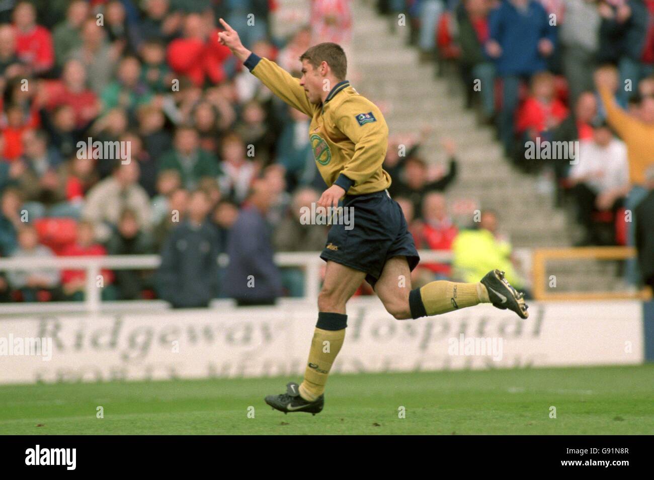 Sunderlands kevin phillips celebrates after scoring a goal hires stock photography and images