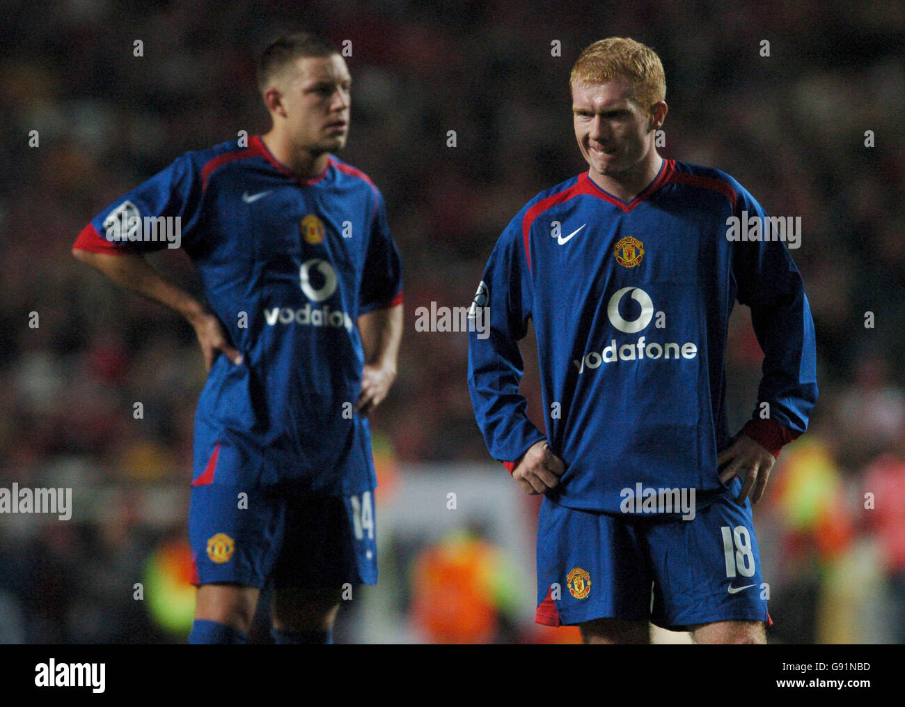 Manchester United's Paul Scholes (r) and Alan Smith (l) stand dejected Stock Photo