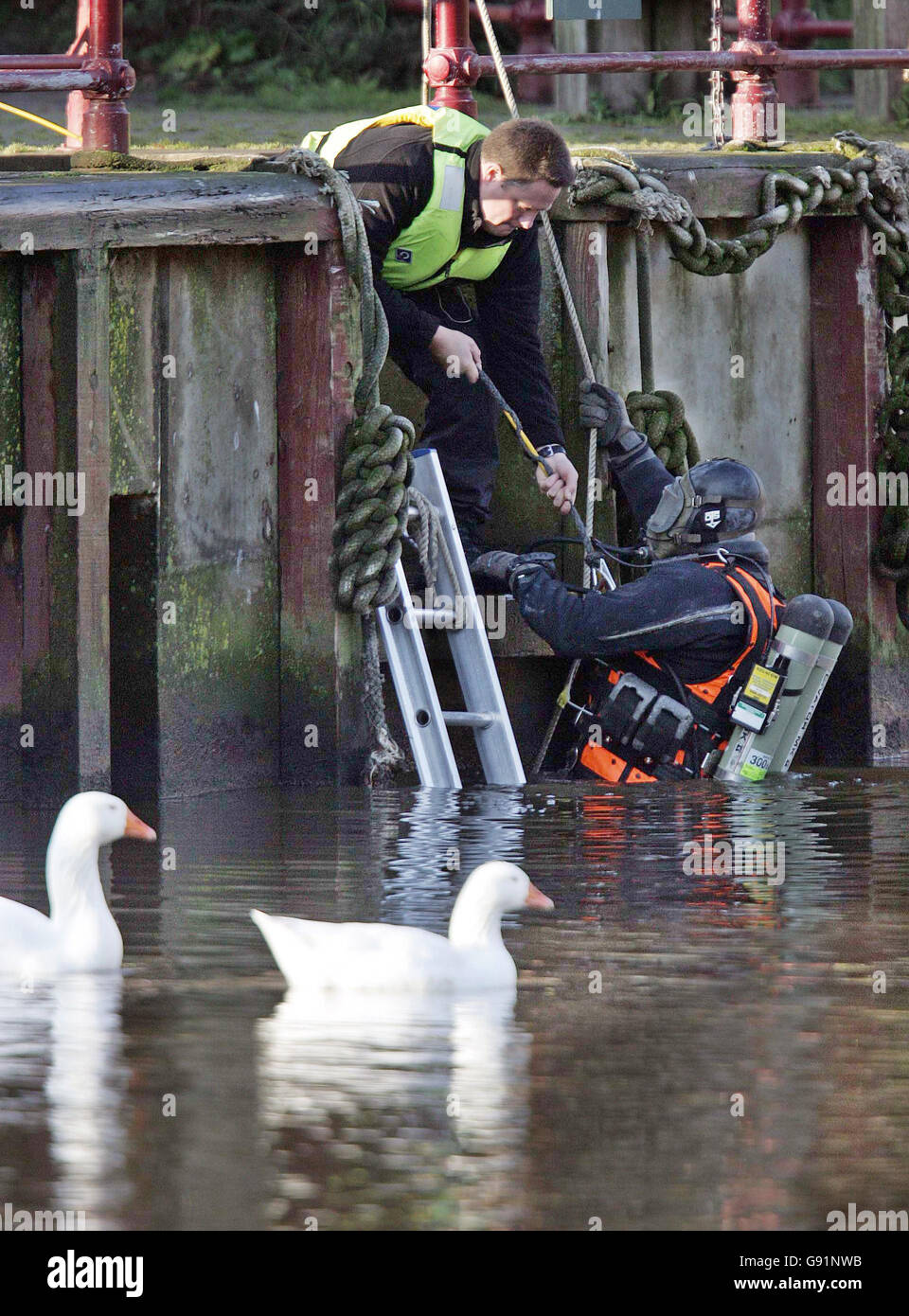A police diving team searches the River Tees at Yarm, between Darlington and Middlesbrough, Thursday December 8, 2005, after a red Mazda suspected of having been stolen is thought to have careered into the water last night. Police say that initial indications from paint smears and tracks left at the scene are that the vehicle was driven down a flight of steps, through a barrier and into the river. See PA story POLICE River. PRESS ASSOCIATION Photo. Photo credit should read: Owen Humphreys / PA. Stock Photo