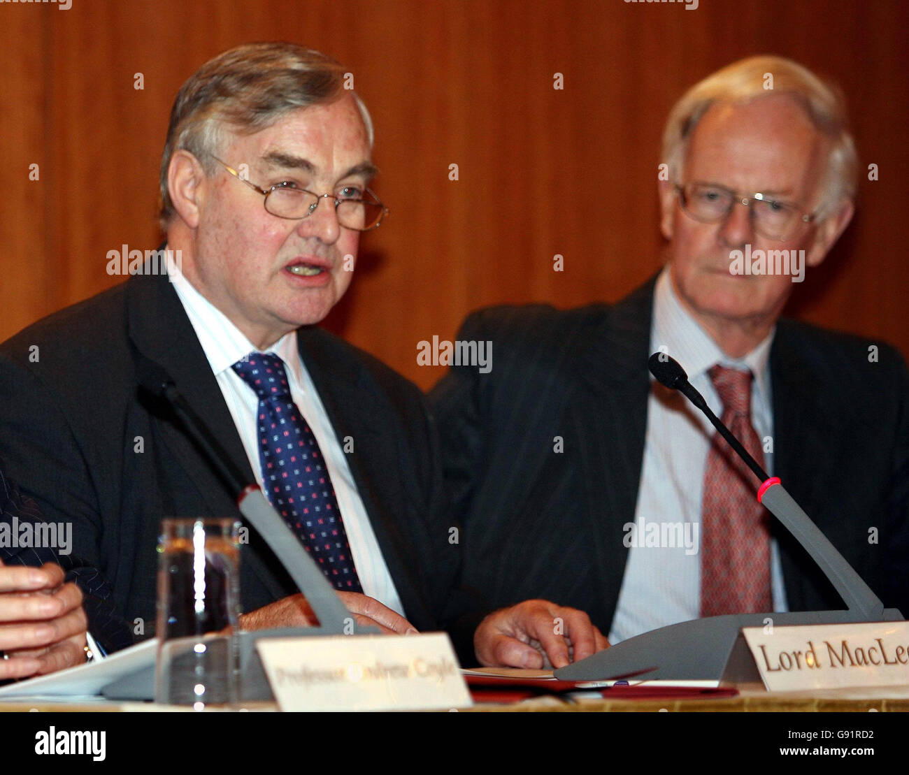 Inquiry chairman Lord MacLean (left) with the Right Reverand John Oliver, speaking at the start of a public inquiry into the murder of loyalist paramilitary chief Billy Wright inside the Maze Prision, Belfast,Tuesday December 13, 2005. See PA story ULSTER Wright. PRESS ASSOCIATION Photo. Photo credit should read: Paul Faith/PA. Stock Photo