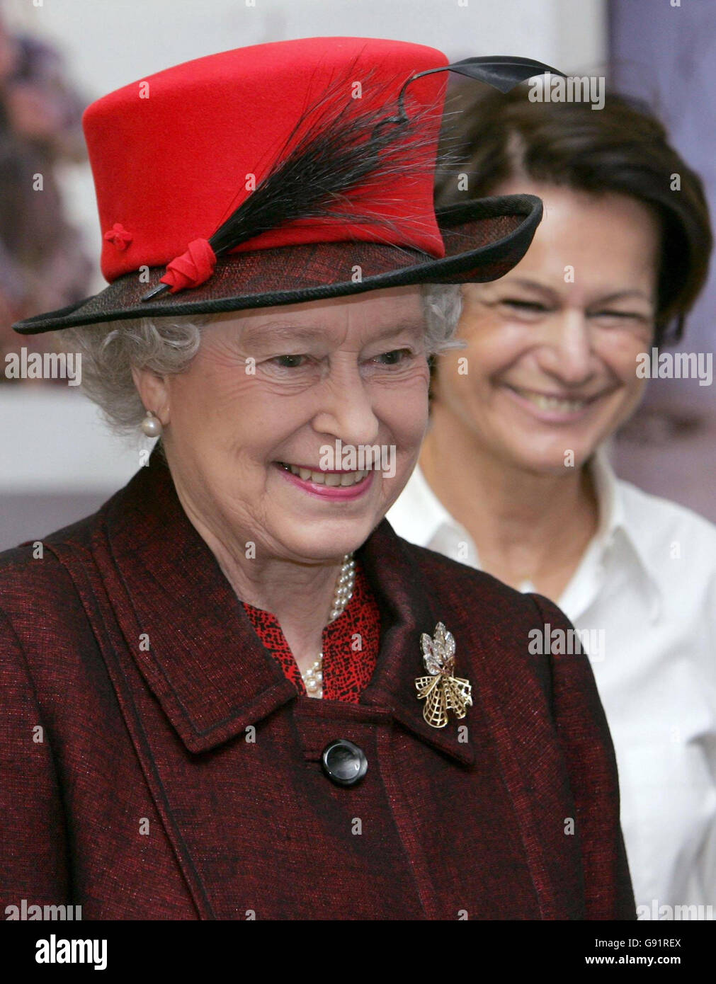 Britain's Queen Elizabeth is shown around, by Reuters' Senior Vice President and Global Head of News and Pictures, during a visit to the new Reuters building at Canary Wharf in London, Tuesday December 13, 2005. Her Majesty conversed fluently in French as she toured the company's global headquarters - and even launched a story about her visit onto the agency's news wire. See PA story ROYAL Reuters. PRESS ASSOCIATION Photo. Photo credit should read: Toby Melville/Reuters/WPA/PA . Stock Photo
