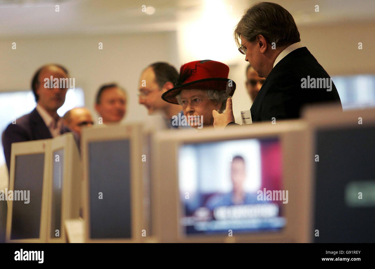 Britain's Queen Elizabeth is shown around the newsroom by Reuters Editor-in-Chief Geert Linnebank (R) during a visit to the new Reuters building at Canary Wharf in London, December 13, 2005. Her Majesty conversed fluently in French as she toured the company's global headquarters - and even launched a story about her visit onto the agency's news wire. See PA story ROYAL Reuters. PRESS ASSOCIATION Photo. Photo credit should read: Toby Melville/Reuters/WPA/PA . Stock Photo