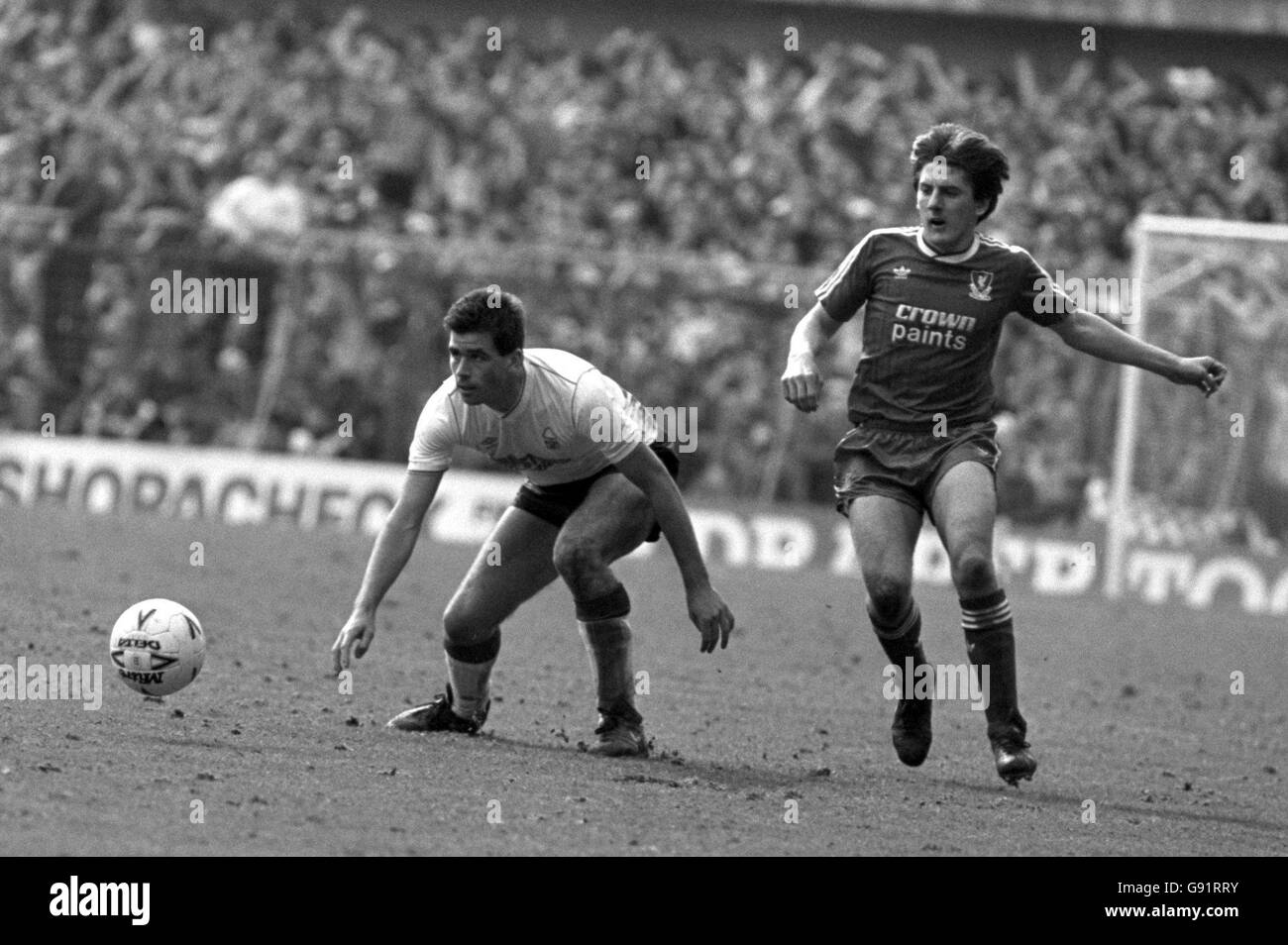 Soccer - FA Cup Semi Final - Nottingham Forest v Liverpool. Nottingham Forest's Neil Webb (left) and Liverpool's Peter Beardsley in action during the match Stock Photo