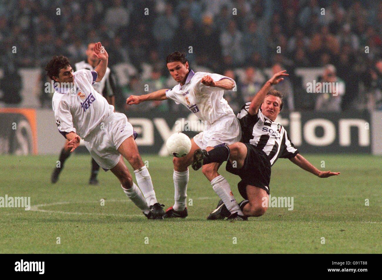 Real Madrid's Manuel Sanchis (L) and Fernando Redondo (C) battle for the ball with Juventus' Didier Deschamps (R) Stock Photo