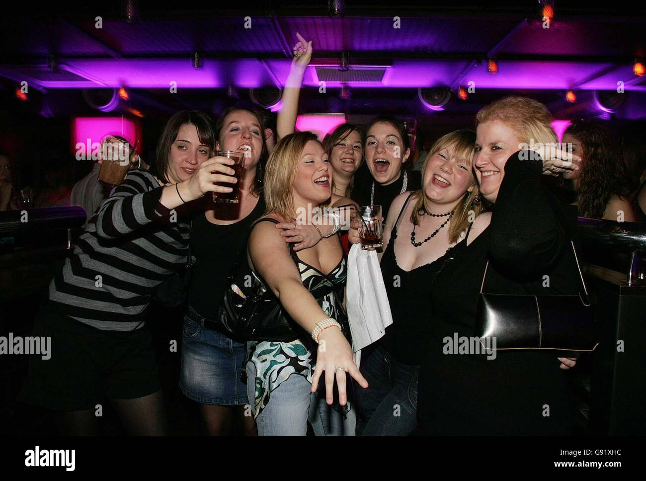 people dancing in a night club enjoying themselves Stock Photo - Alamy