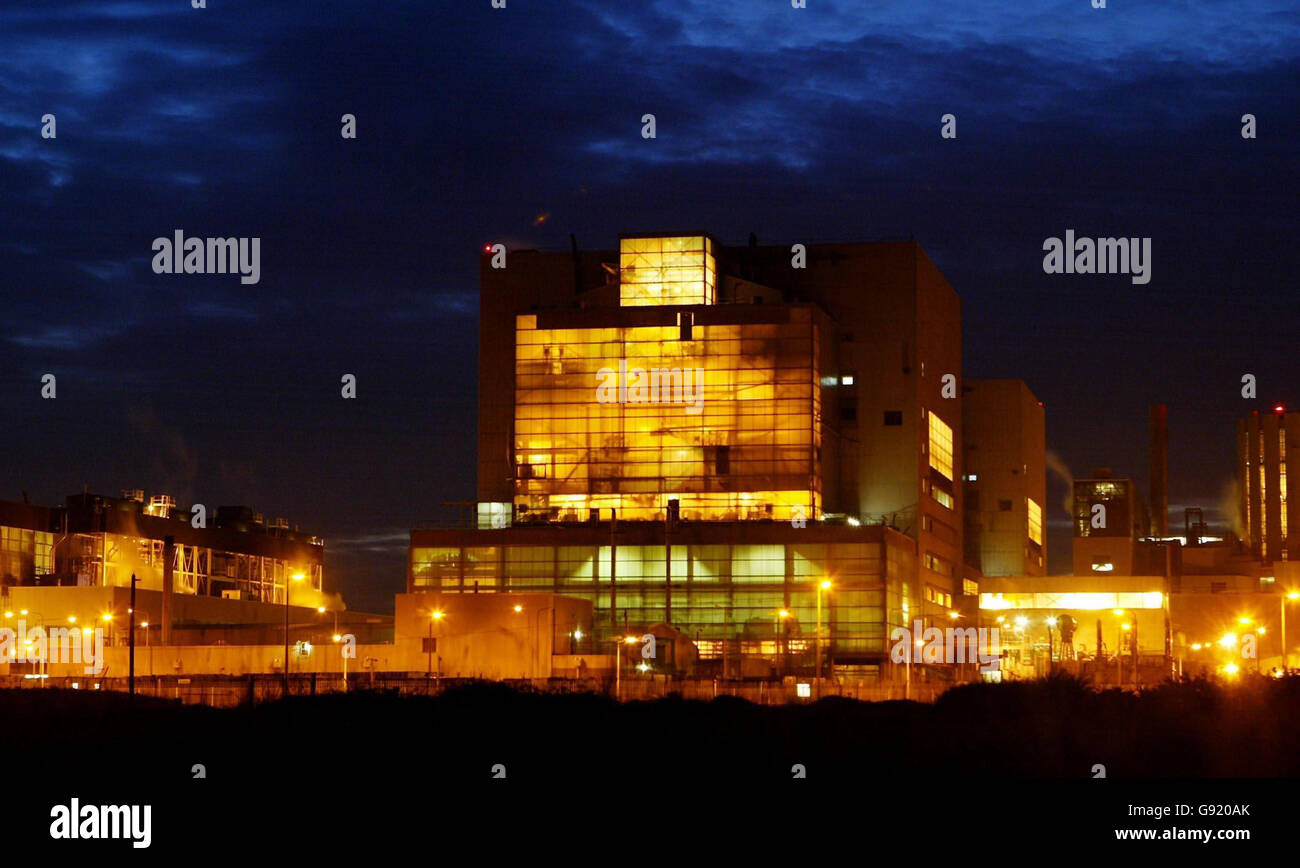 A general view of Dungeness Nuclear Power Station in Dungeness, Kent, Tuesday November 29, 2005. Britain's Prime Minister Tony Blair announced today that the Government's long-awaited energy review will consider whether Britain should commission a new generation of nuclear power stations. See PA story POLITICS Blair. PRESS ASSOCIATION Photo. Photo credit should read: Gareth Fuller/PA. Stock Photo