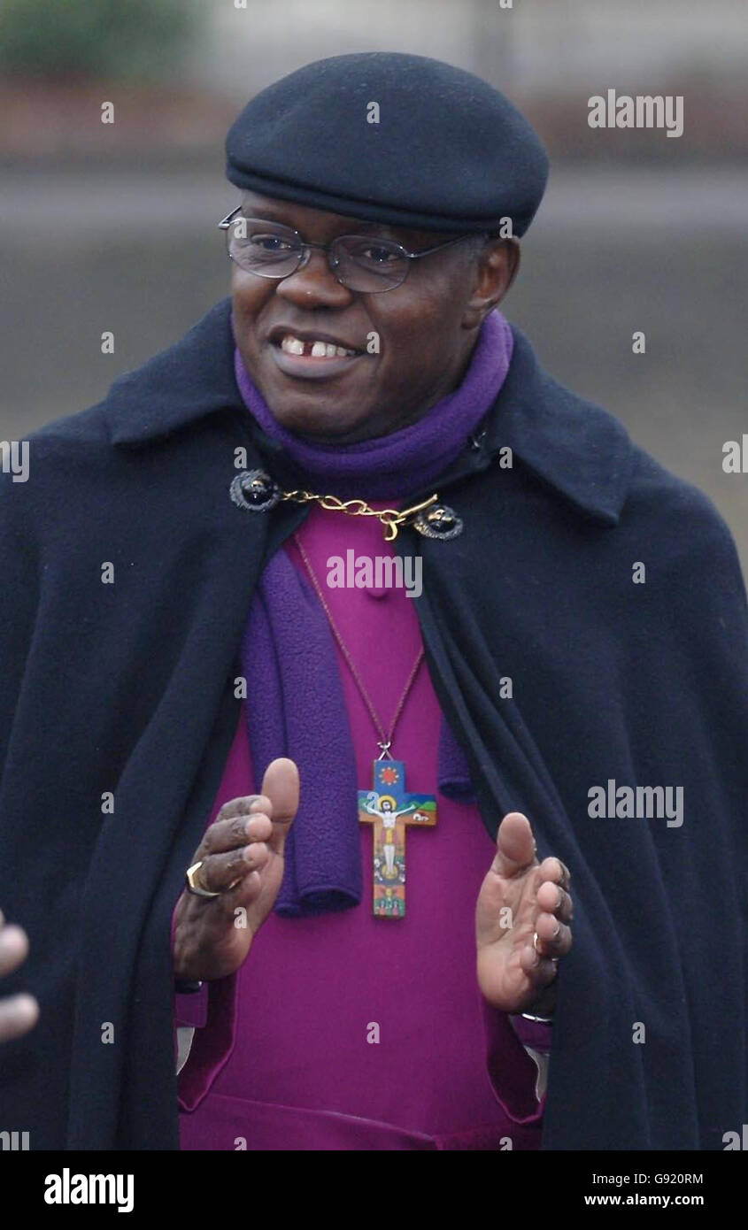 Archbishop John Sentamu, the new Archbishop of York, arrives in the city Wednesday November 30, 2005, on the way to his Enthronement Service in York Minster. Ugandan-born Dr Sentamu arrived at St Mary's Landing by boat after travelling along the River Ouse from Bishopthorpe Palace. See PA story RELIGION archbishop. PRESS ASSOCIATION photo. Photo credit should read: John Giles / PA. Stock Photo