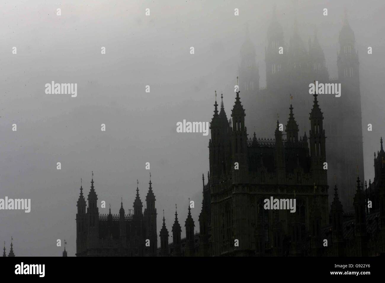 London Weather. The fog settles over the Houses of Parliament, as the capital wakes up to a chilly morning. Stock Photo