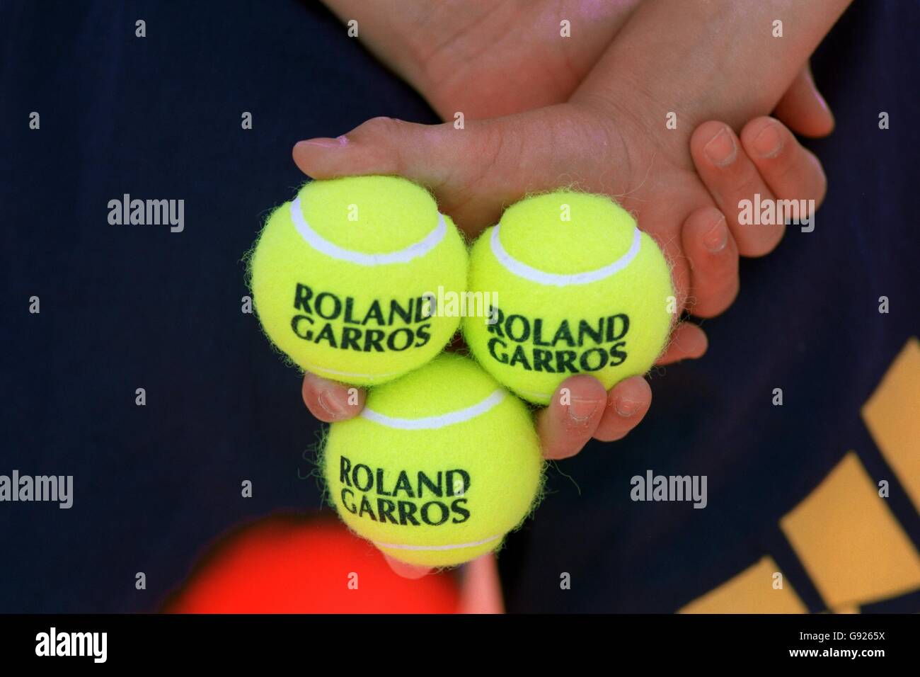 Tennis - French Open - Roland Garros, Paris - Women's Singles - Second Round - Venus Williams v Ai Sugiyama. A ballboy holding three balls Stock Photo