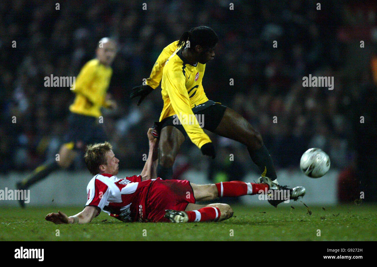 Soccer - Carling Cup - Quarter Final - Doncaster Rovers v Arsenal - Belle Vue. Doncaster Rovers' Ricky Ravenhill and Arsenal's Alex Song Stock Photo