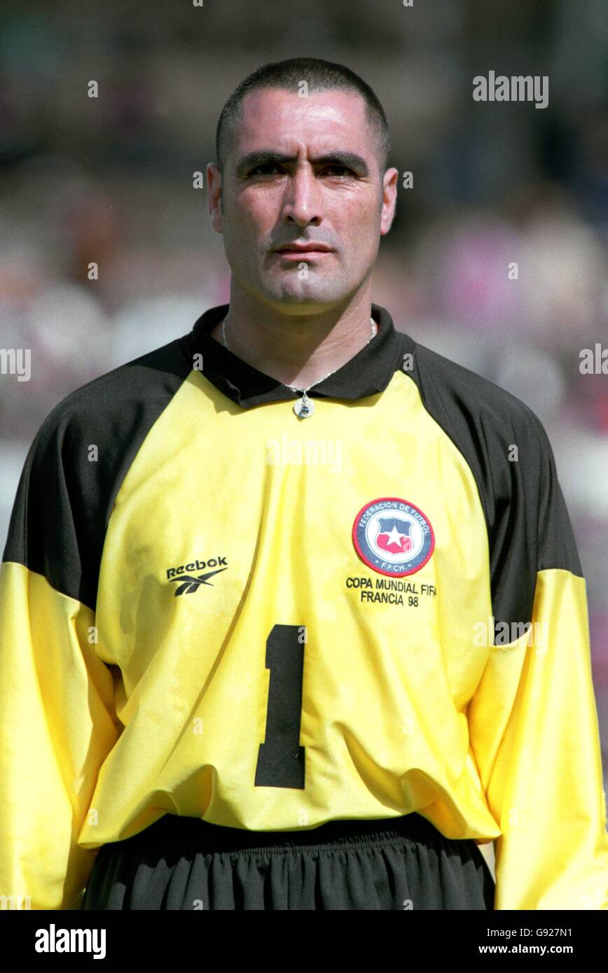 Soccer - World Cup France 98 - Group B - Italy v Chile. Nelson Tapia, Chile goalkeeper Stock Photo