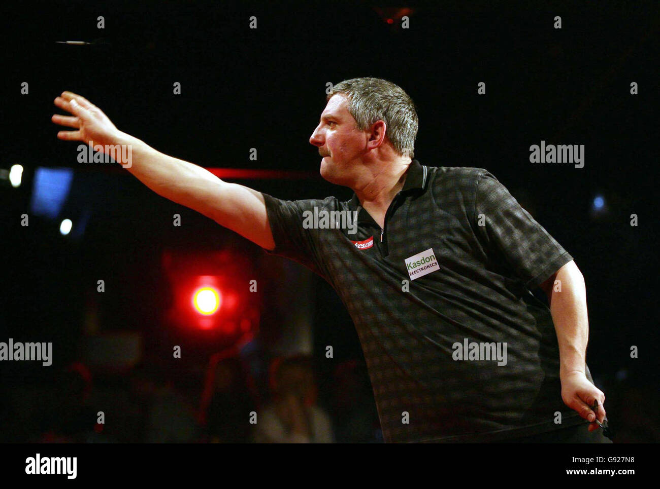 Wayne Jones throws from the oche, during the Ladbrookes 2006 World Darts Championship semi final match against Peter Manley, at the Circus Tavern, Purfleet, Essex, on Sunday 1st January 2006 PRESS ASSOCIATION Photo. Photo credit should read: Chris Young/PA Stock Photo