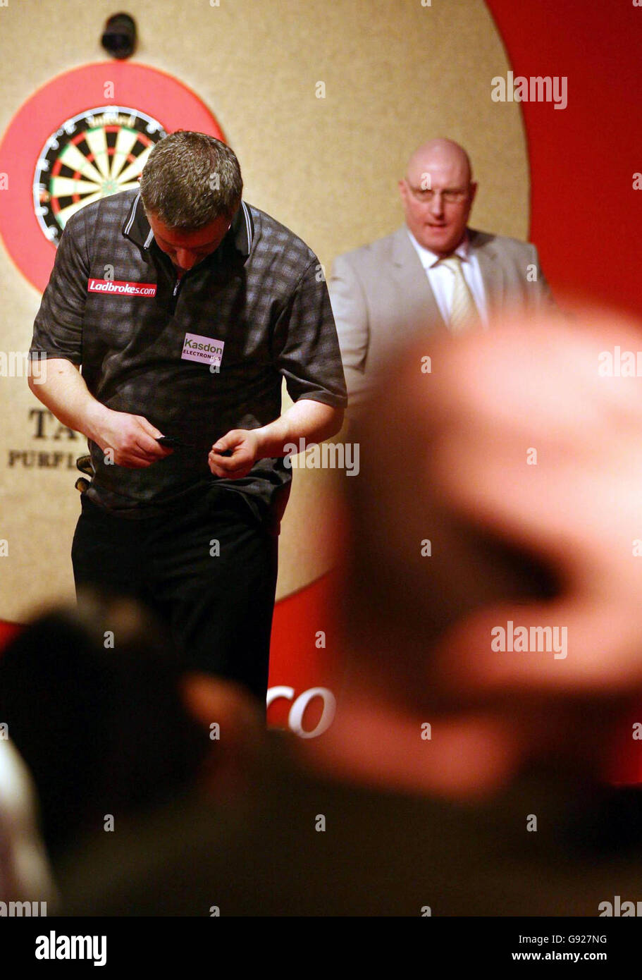 Wayne Jones turns dejectedly away from the board, after losing his semi final tie against Peter Manley during the Ladbrookes 2006 World Darts Championship, at the Circus Tavern, Purfleet, Essex, on Sunday 1st January 2006. PRESS ASSOCIATION Photo. Photo credit should read: Chris Young/PA Stock Photo