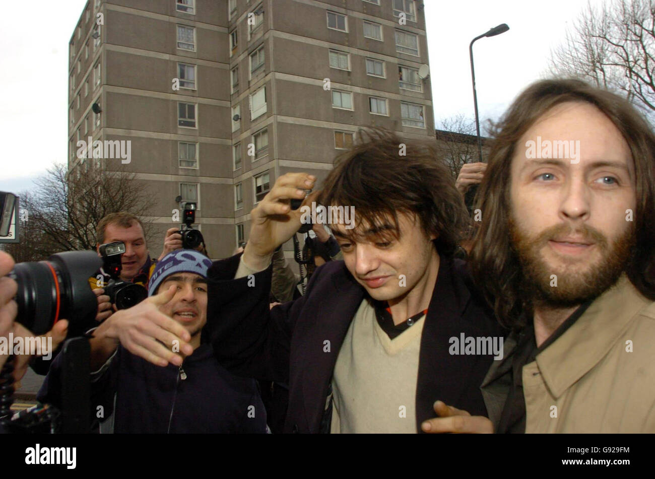 Babyshambles front man Pete Doherty (centre) arriving Wednesday January 11, 2006, at Ealing Magistrates Court in west London where he is accused of possession of cocaine and heroin. The 26-year-old singer, whose on-off relationship with supermodel Kate Moss has seen him hit the headlines, was arrested on November 30. See PA story COURTS Doherty. PRESS ASSOCIATION Photo. Photo credit should read: Johnny Green / PA. Stock Photo