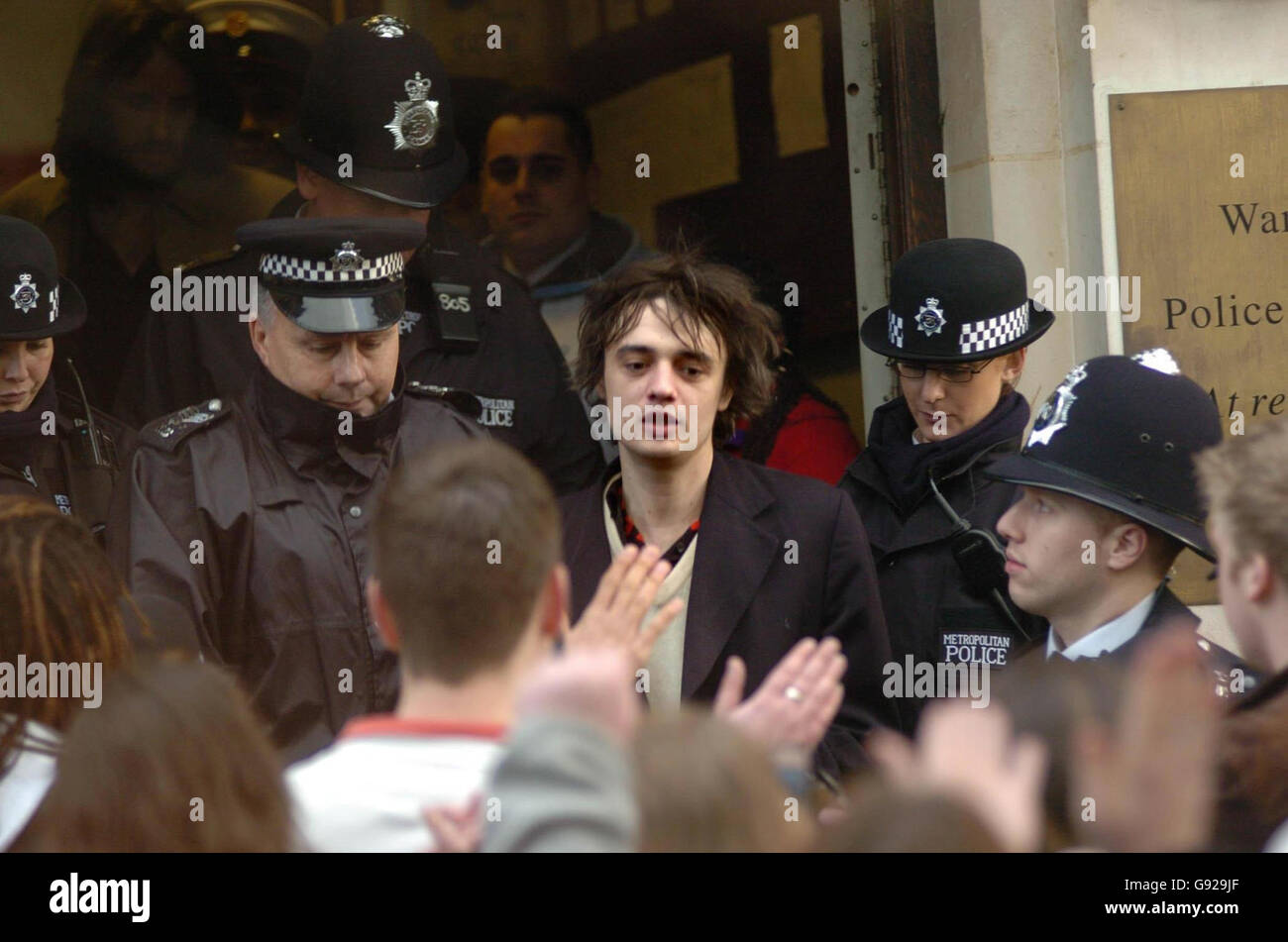Babyshambles front man Pete Doherty (centre) eaves Ealing Magistrates Court in west London Wednesday January 11, 2006, after appearing charged with possession of cocaine and heroin. The 26-year-old singer, whose on-off relationship with supermodel Kate Moss has seen him hit the headlines, was arrested on November 30. See PA story COURTS Doherty. PRESS ASSOCIATION Photo. Photo credit should read: Johnny Green / PA. Stock Photo