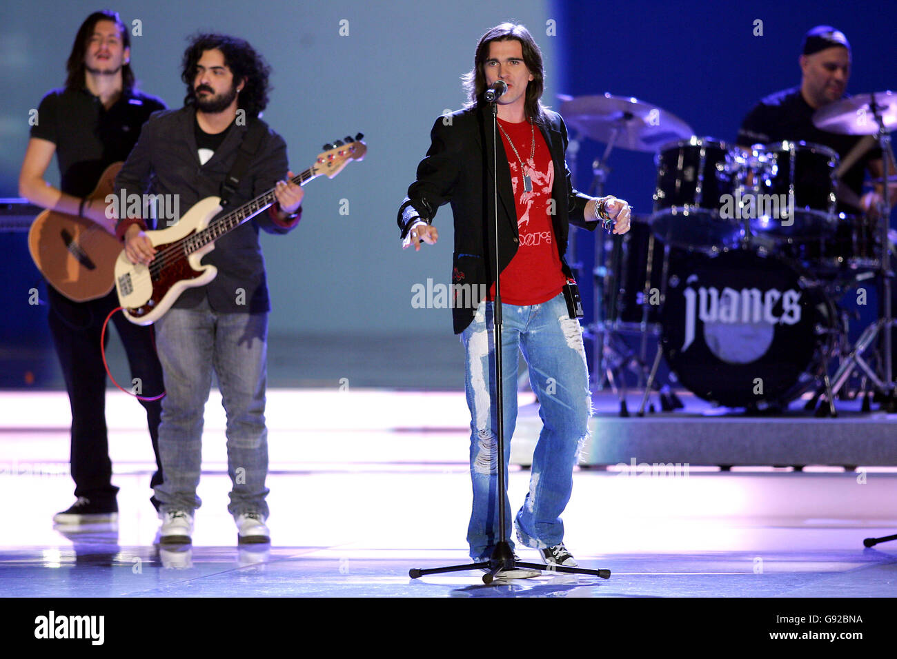 Soccer - 2006 FIFA World Cup Germany - Final Draw - Messe Leipzig. Colombian rock band Juanes perform during the 2006 FIFA World Cup final draw Stock Photo