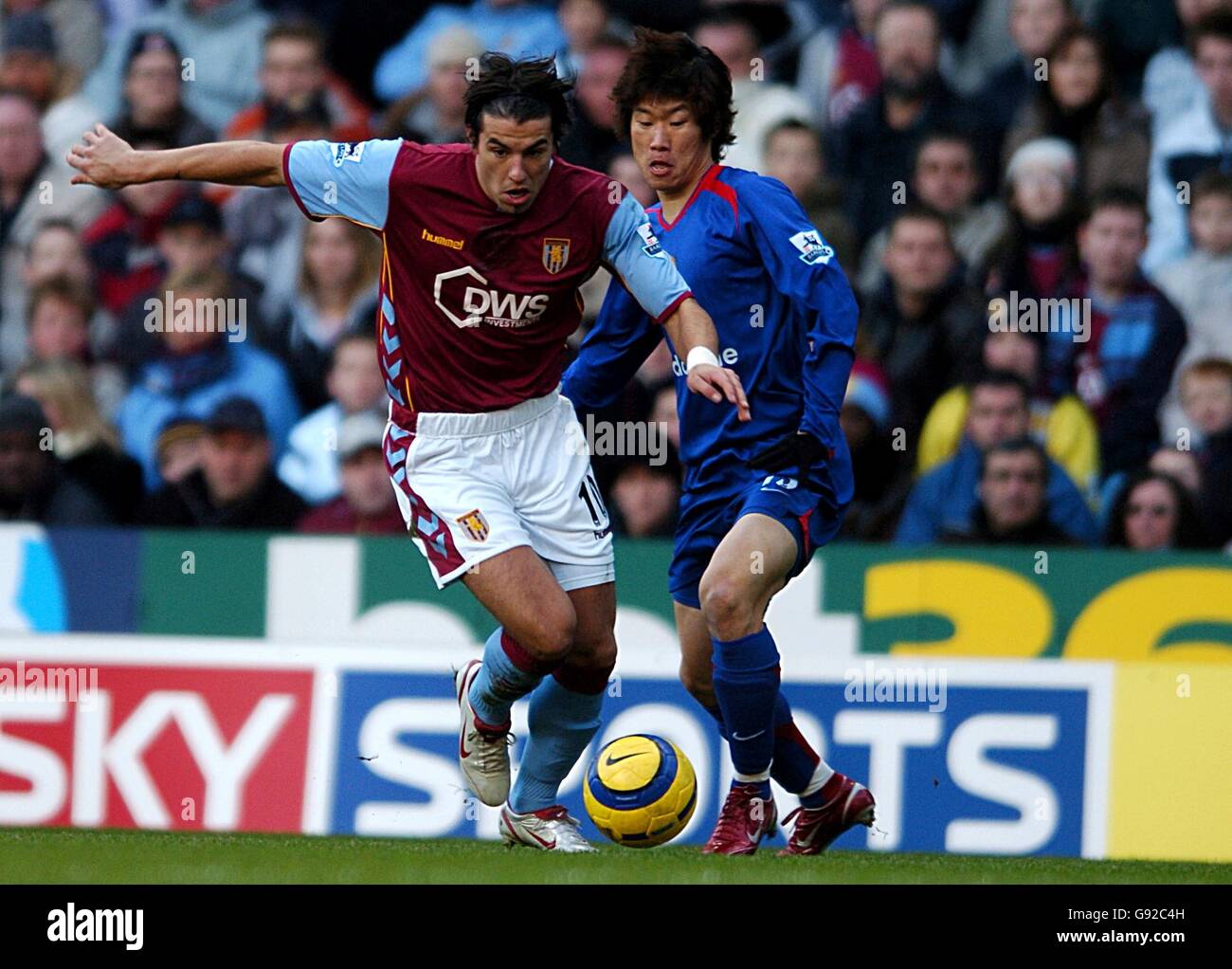 (L-R) Aston Villa's Milan Baros and Manchester United's Ji-Sung Park Stock Photo