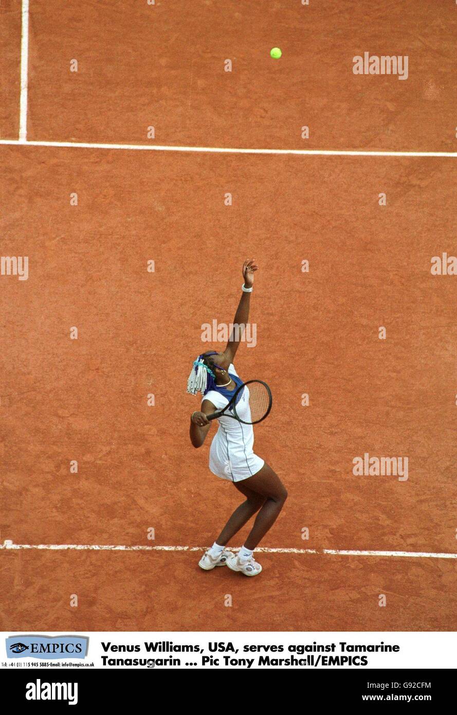 Tennis - French Open - Roland Garros, Paris - Women's Singles - First Round - Venus Williams v Tamarine Tanasugarn. Venus Williams, USA, serves Stock Photo