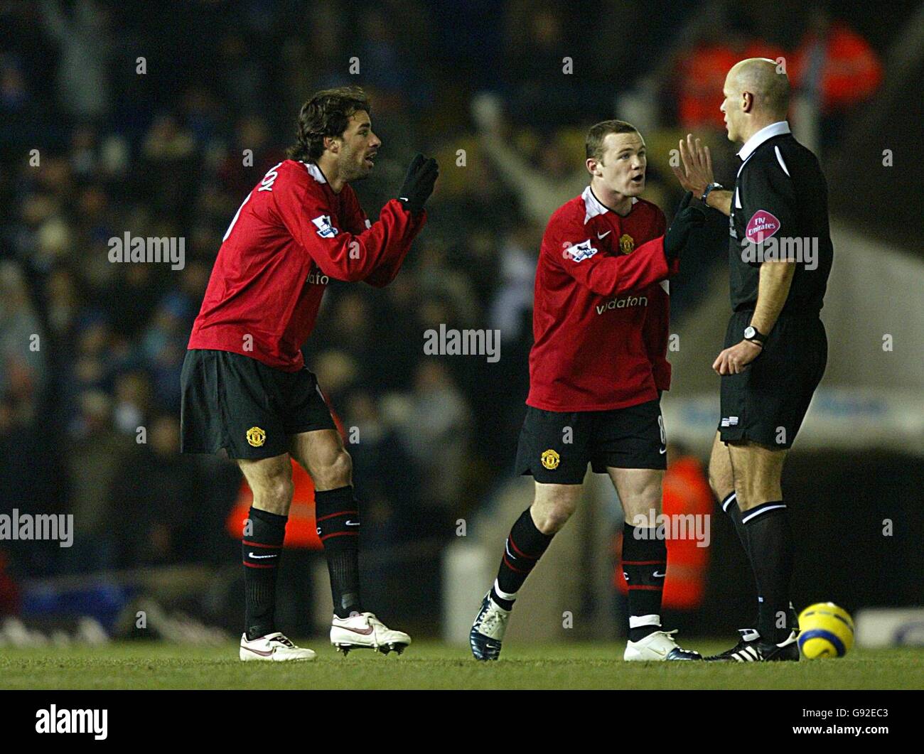 Manchester United's Wayne Rooney and Ruud van Nistelrooy argue with the