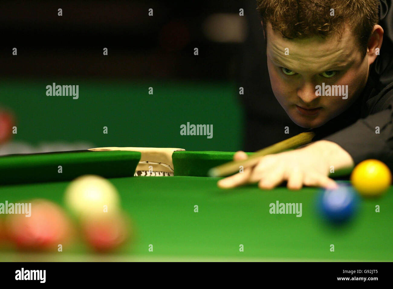 Shaun Murphy lines up a shot against John Higgins during the SAGA