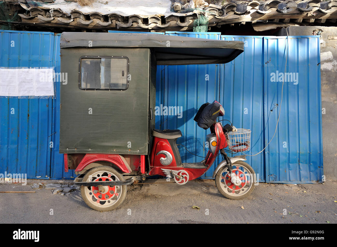 Rickshaw parked in a hutong in Beijing, China Stock Photo
