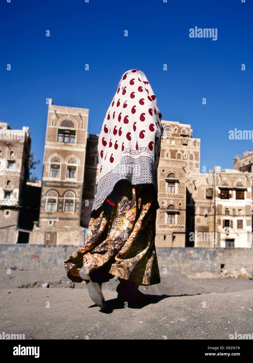 Yemen women traditional dress hi-res stock photography and images - Alamy