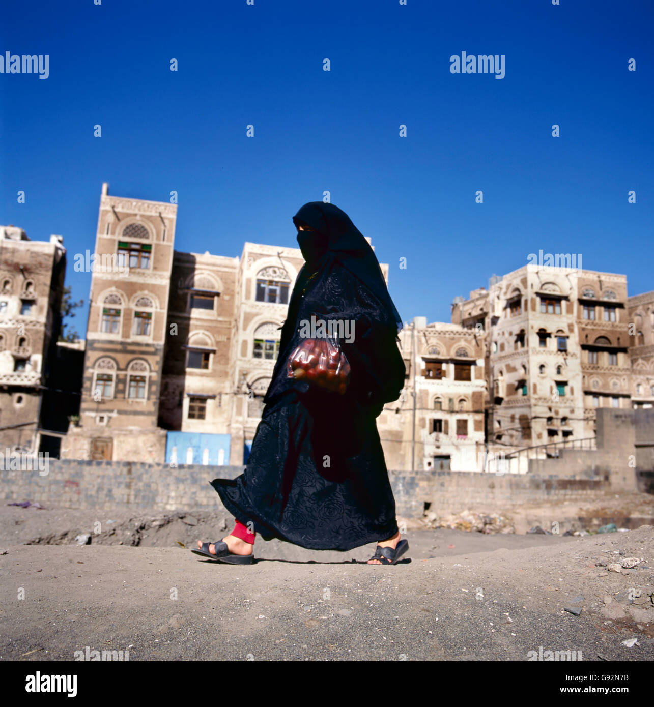 Yemen women traditional dress hi-res stock photography and images - Alamy