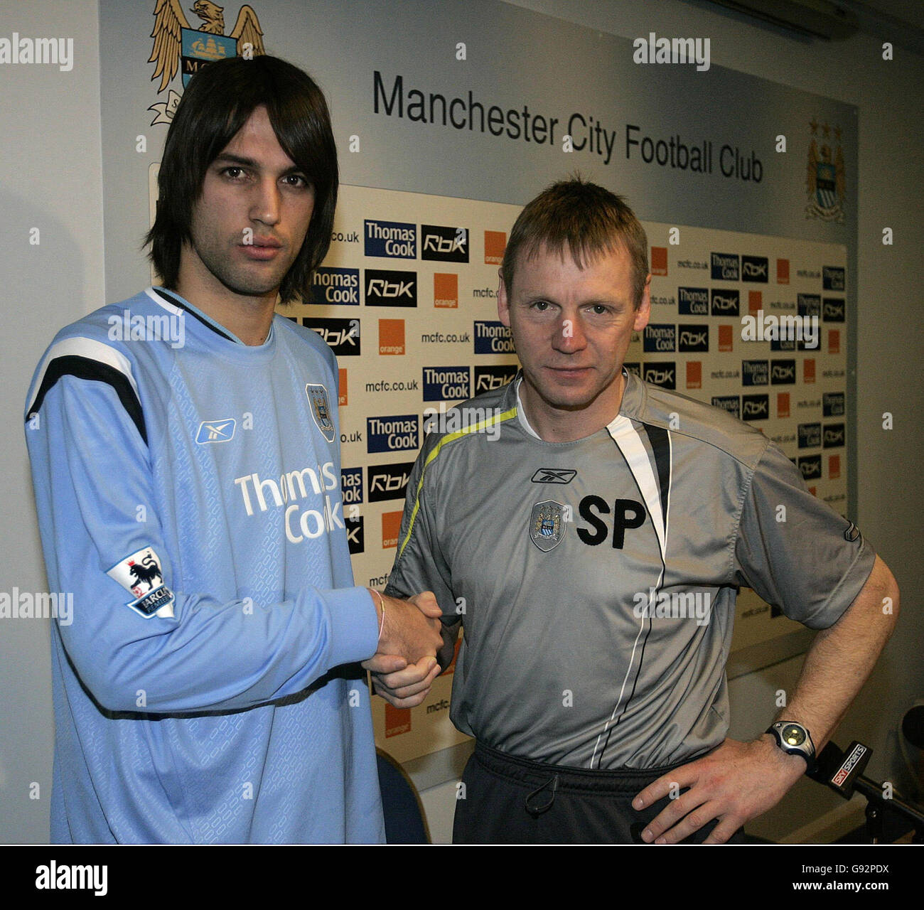 Manchester City's new signing Georgios Samaras (L) and manager Stuart Pearce pose for the media during a photocall at the Carrington Training Ground, Manchester, Tuesday January 31, 2006. PRESS ASSOCIATION Photo. Photo credit should read: Martin Rickett/PA. Stock Photo