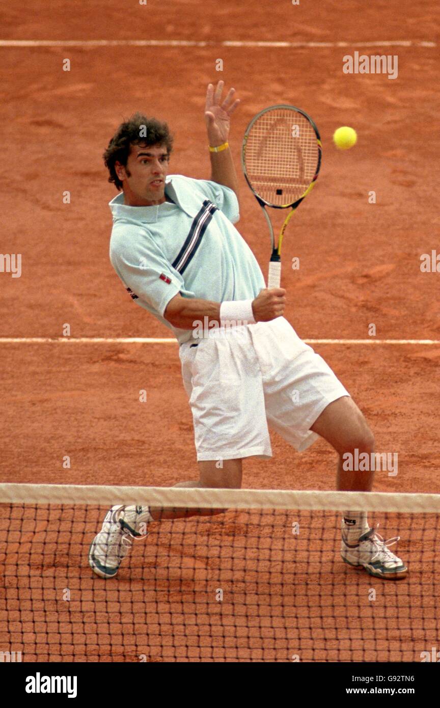 Tennis - French Open - Roland Garros, Paris - Men's Singles - Quarter Final  - Hicham Arazi v Cedric Pioline Stock Photo - Alamy