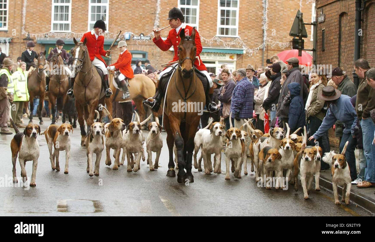 Members of the Atherstone hunt leave Market Bosworth main square in Leicestershire, Monday December 26, 2005. Hunts all over the country met today on the first Boxing Day since the Hunting Act came into force. The Countryside Alliance said hundreds of thousands of people would be supporting their local hunts as a new poll showed only a third of people think the new legislation is working. See PA story SOCIAL Hunting. PRESS ASSOCIATION photo. Photo credit should read: Rui Vieira/PA. Stock Photo
