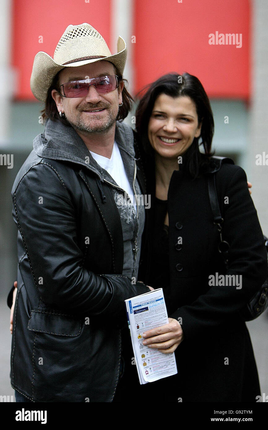 U2 lead singer Bono with his wife Ali Hewson at Leopardstown racecourse, Dublin, Ireland, Monday December 26, 2005. PRESS ASSOCIATION Photo. Photo credit should read: Julien Behal/PA. Stock Photo