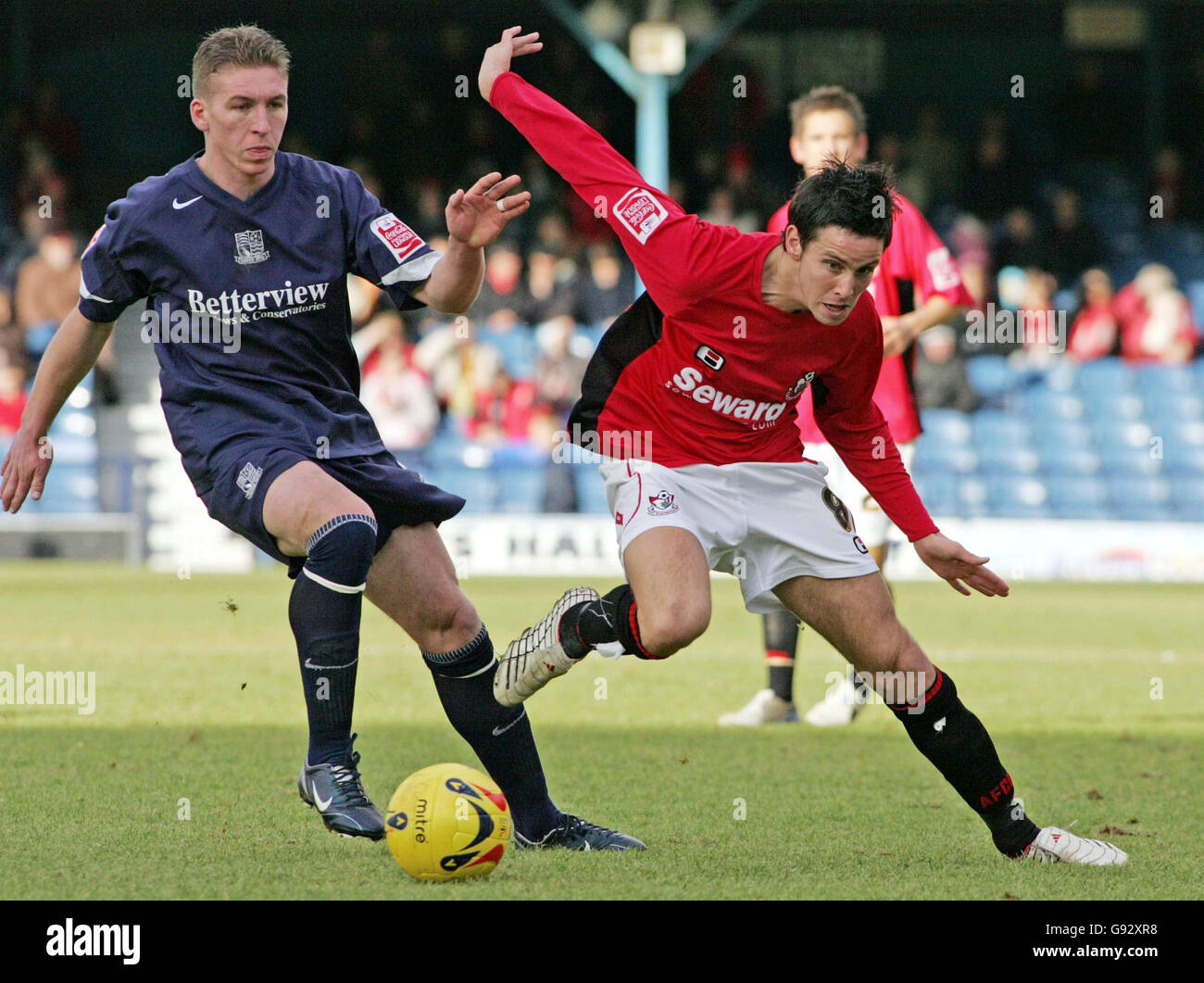 Southend's Freddy Eastwood (L) Bournmouth's Brian Stock battle for the ball during the Coca Cola League One match at Roots Hall, Southend-On-Sea, Saturday December 31, 2005. PRESS ASSOCIATION Photo. Photo credit should read: Mark Lees/PA. NO UNOFFICIAL CLUB WEBSITE USE. Stock Photo