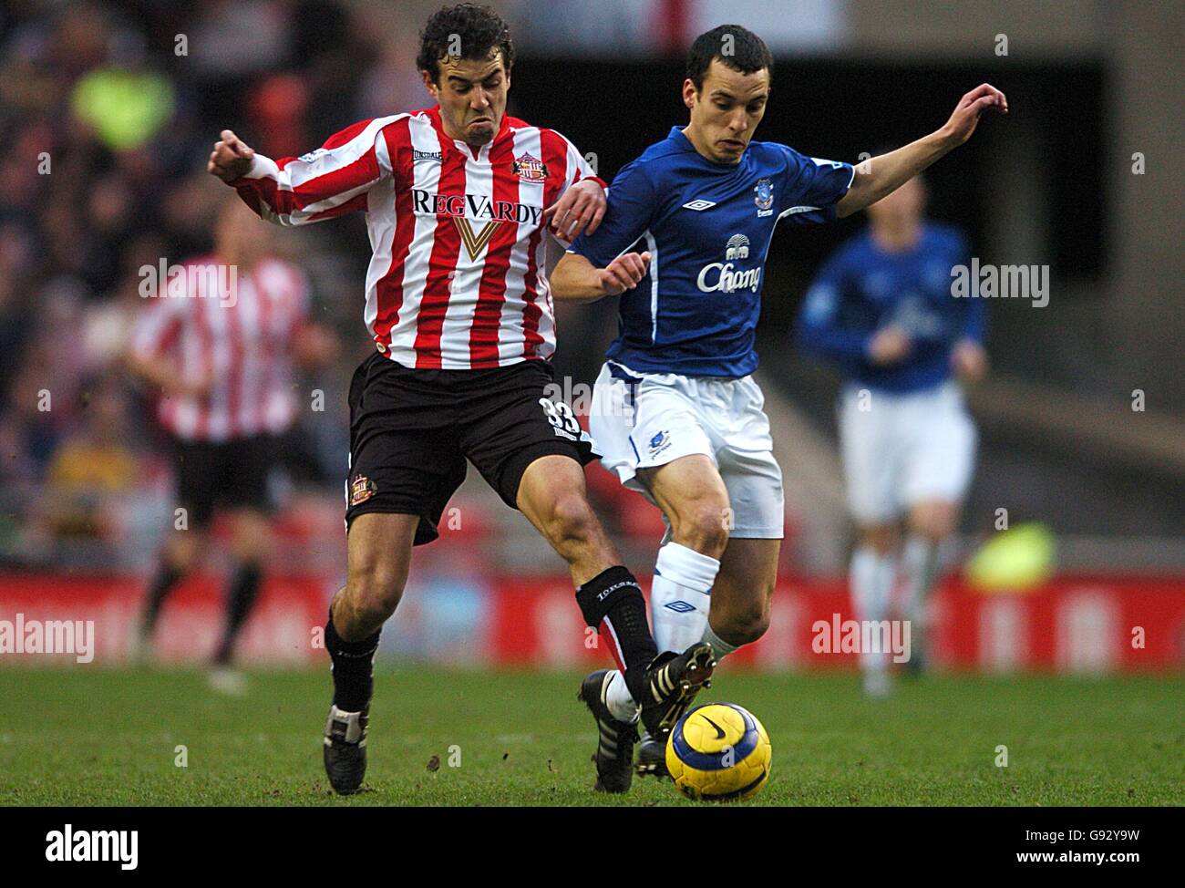 Soccer - FA Barclays Premiership - Sunderland v Everton - The Stadium of Light. Sunderland's Julio Arca (L) and Everton's Leon Osman Stock Photo