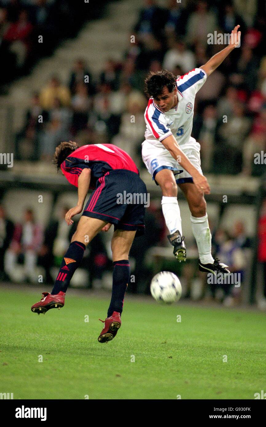 Paraguay's Celso Ayala (right) and Spain's Fernando Morientes (left) challenge for a high ball Stock Photo
