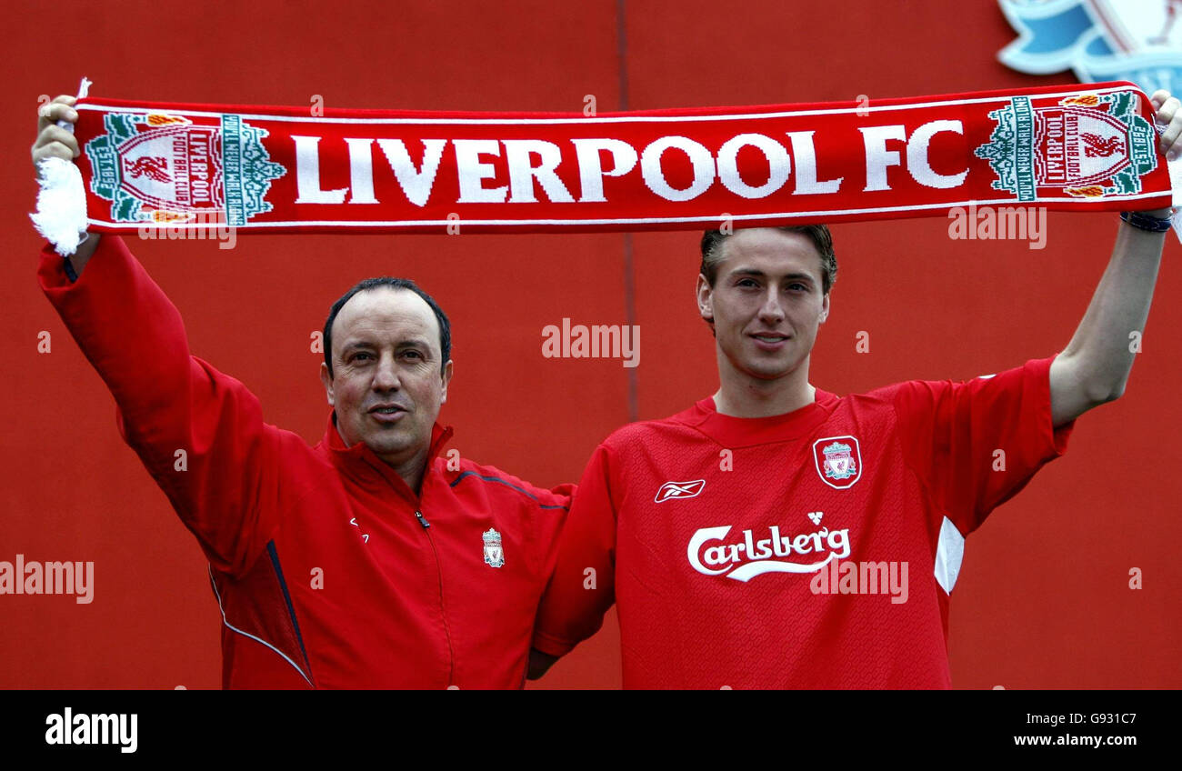 Liverpool's new signing Jan Kromkamp (R) poses for photographers with