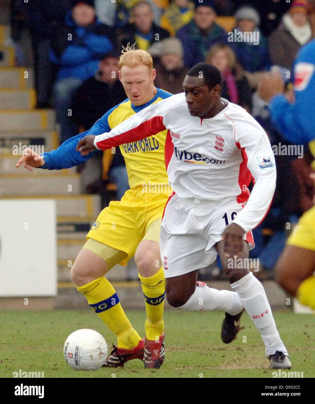 Birminghams City's Emile Heskey (R) battles for the ball with Torquay's James Sharp during the FA Cup Third Round match at Plainmoor, Torquay, Saturday January 7, 2006. PRESS ASSOCIATION Photo. Photo credit should read: Neil Munns/PA. Stock Photo