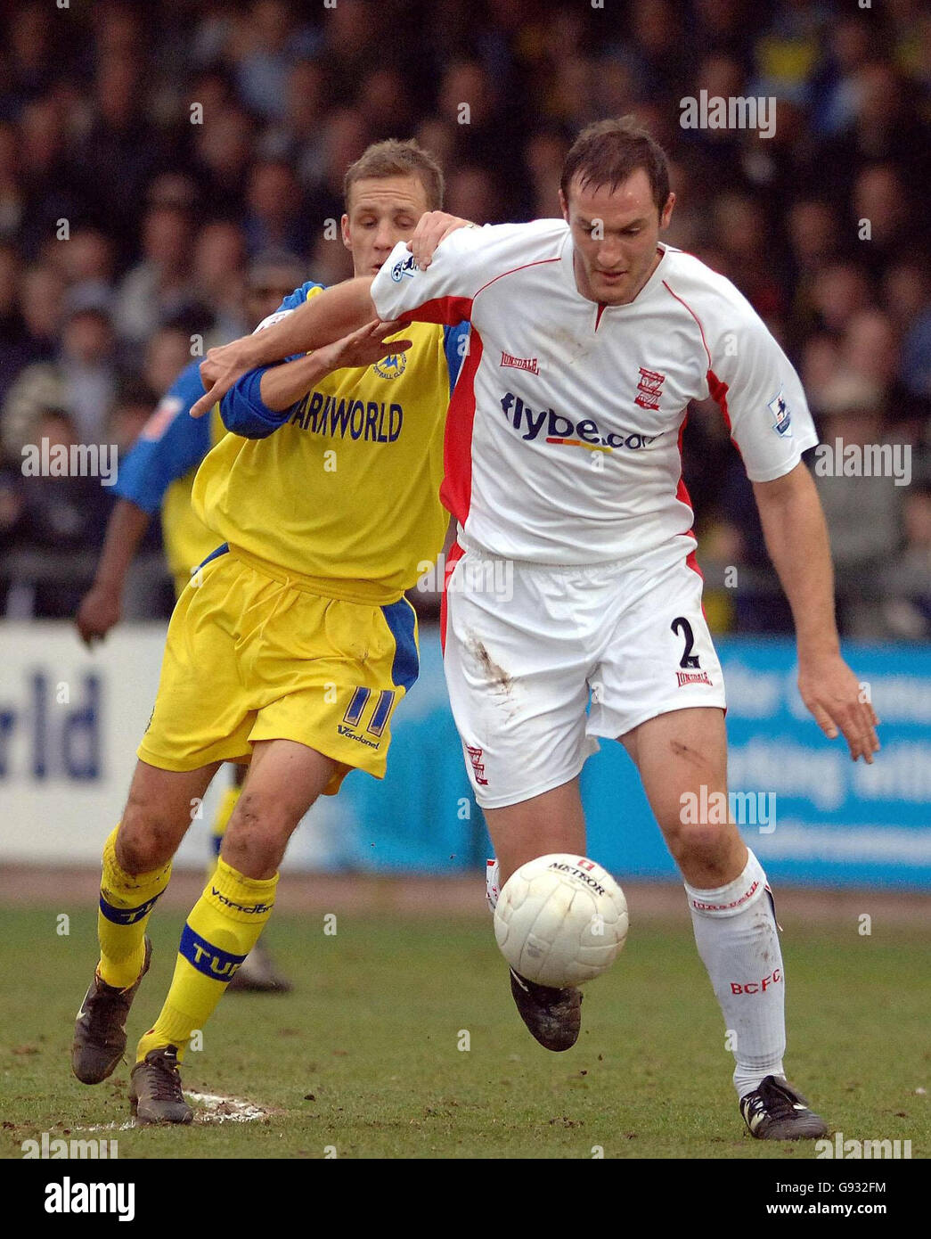 Birmingham City's Martin Taylor (R) holds the ball away from Torquay's Kevin Hill during the FA Cup Third Round match at Plainmoor, Torquay, Saturday January 7, 2006. PRESS ASSOCIATION Photo. Photo credit should read: Neil Munns/PA. Stock Photo
