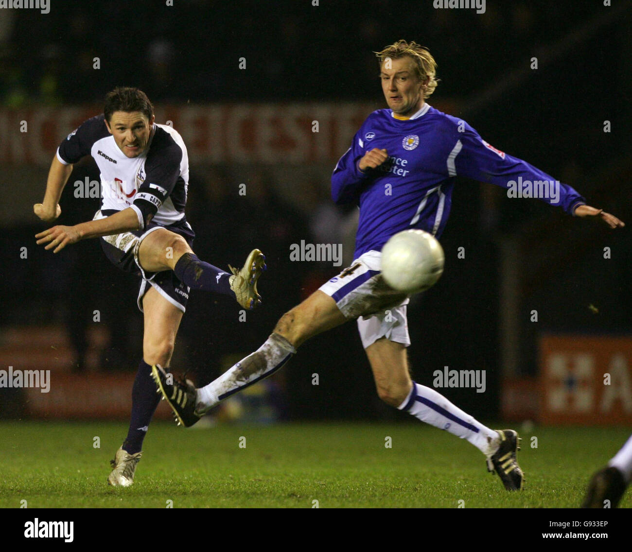 Tottenham Hotspur captain Robbie Keane (L) in action against Leicester City's Stephen Hughes during the FA Cup Third Round match at the Walkers Stadium, Leicester, Sunday January 8, 2006. PRESS ASSOCIATION Photo. Photo credit should read: Nick Potts/PA. Stock Photo