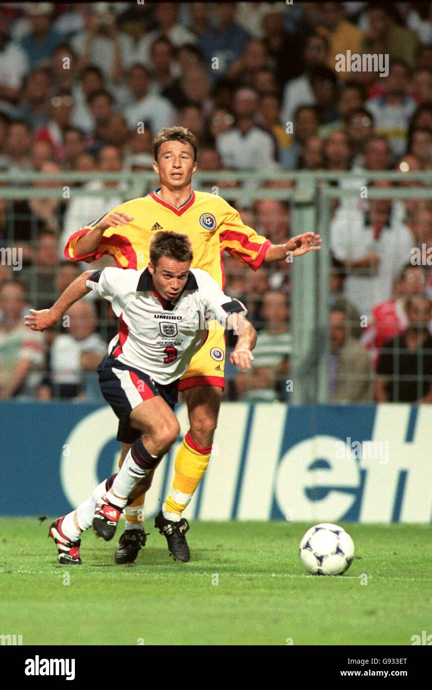 Fanion De Foot Vintage - Angleterre Vs Roumanie - Coupe Du Monde France 1998 - 10x9 Cm