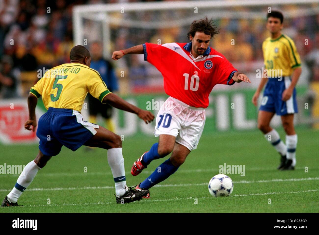 Soccer - World Cup France 98 - Second Round - Brazil v Chile. Chile's Jose Sierra (right) gets away from Brazil's Cesar Sampaio (left) Stock Photo