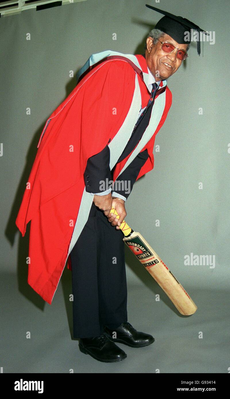 Sir Gary Sobers shows his batting style, as he receives his Honorary Degree of Doctor Of Laws at The University Of Nottingham Stock Photo