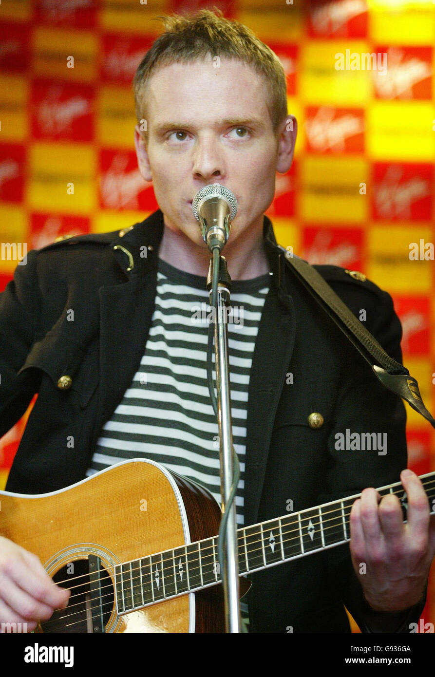 Stuart Murdoch from Bell and Sebastian launch the bands new single `Funny Little Frog' at the Vergin Megastore Edinburgh, Tuesday January 17 2006. PRESS ASSOCIATION Photo. Photo credit should read: David Cheskin/PA. Stock Photo