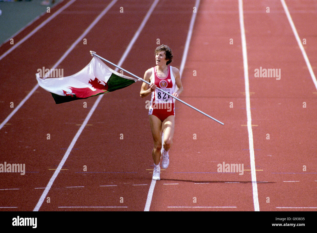 Wales's Kirsty Wade does a lap of honour with the Welsh flag after winning gold in the women's 1500m Stock Photo