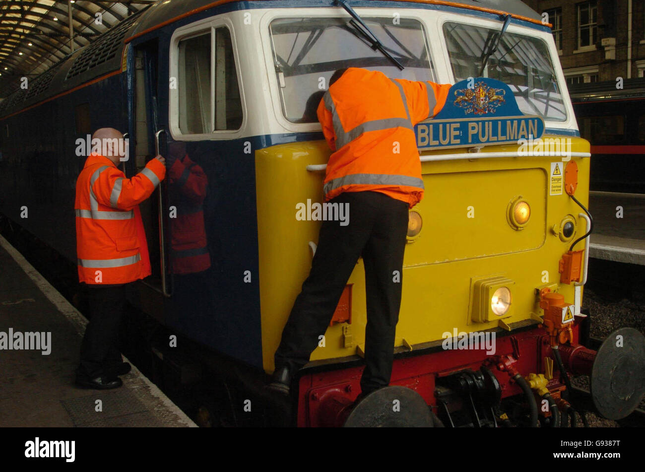 Final preparations are made to a Blue Pullman train on Platform 5 at King's Cross station in London, Thursday January 12, 2006. After a gap of over 30 years, one of the nation's most celebrated luxury trains was relaunched by FM Rail, who have created a modern version in the same distinctive livery of Nanking blue and white. Unlike its predecessor, the new train will not be tied to a single route but will provide high quality excursions and is available for hire. See PA story RAIL Pullman. PRESS ASSOCIATION Photo. Photo credit should read: Johnny Green/PA. Stock Photo