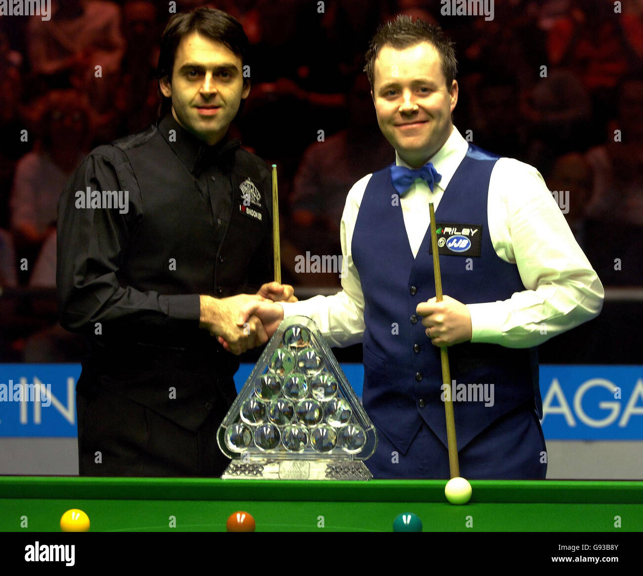 Englands Ronnie OSullivan (L) shakes hands with Scotlands John Higgins ahead of the final session of the SAGA Insurance Masters final at the Wembley Conference Centre, Sunday January 22, 2006