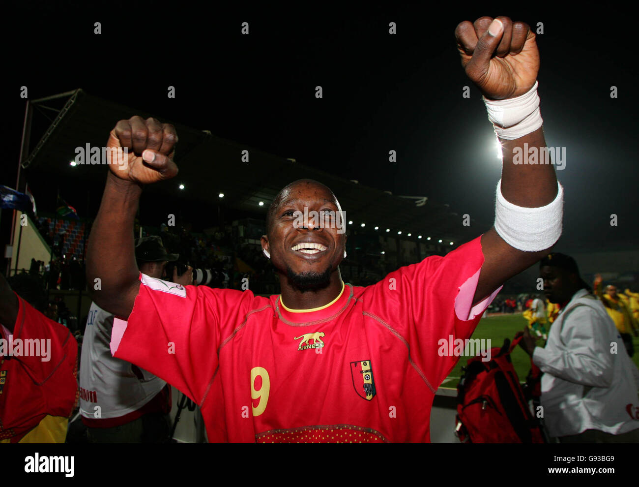 Soccer - African Cup of Nations 2006 - Group C - South Africa v Guinea - Harras El-Hedoud Stadium. Guinea's Sambegou Bangoura celebrates victory at the end of the game Stock Photo