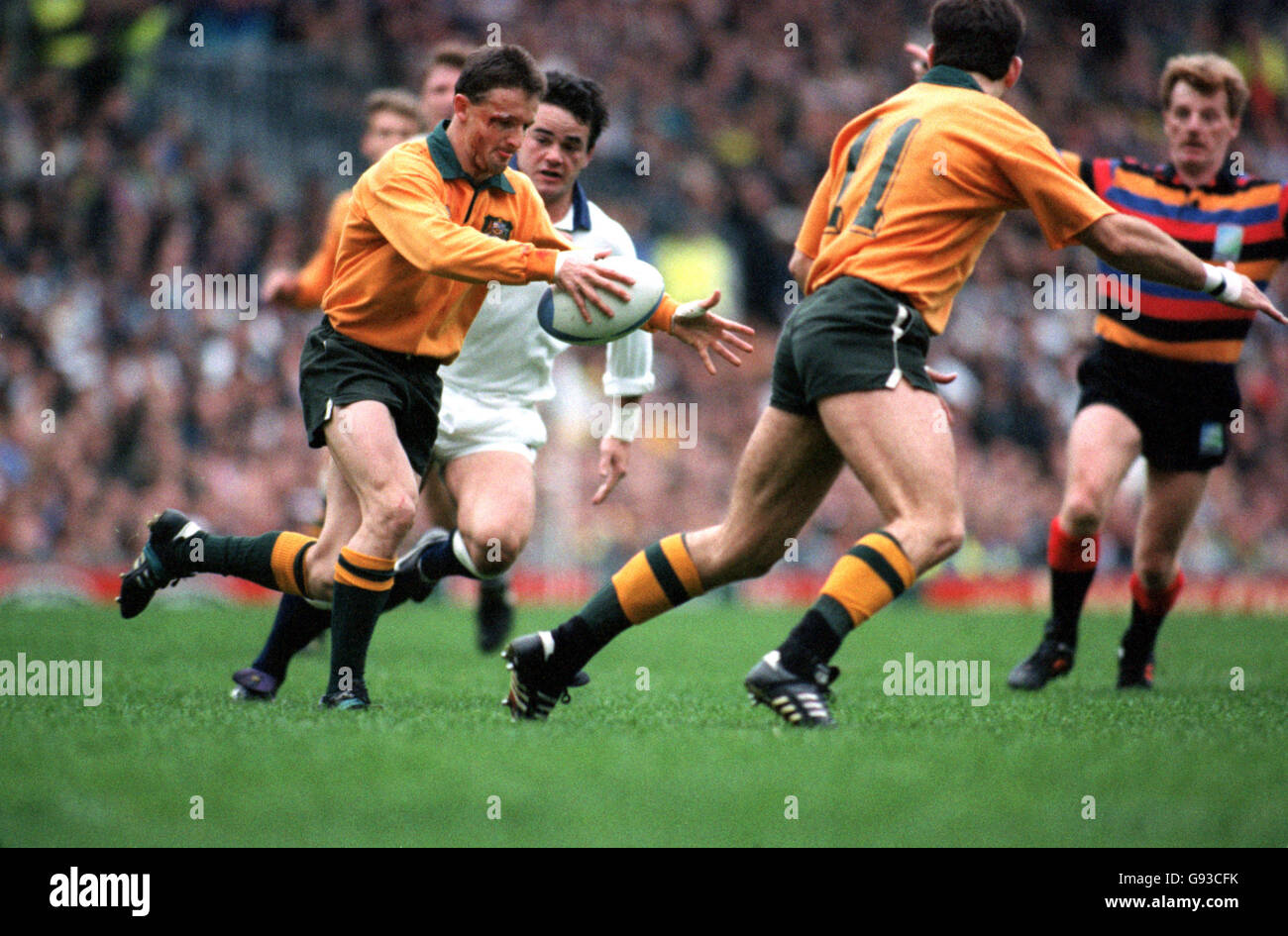 International Rugby World Cup Final -England v Australia (at Twickenham). Marty Roebuck (Aus) -kicks for touch Stock Photo
